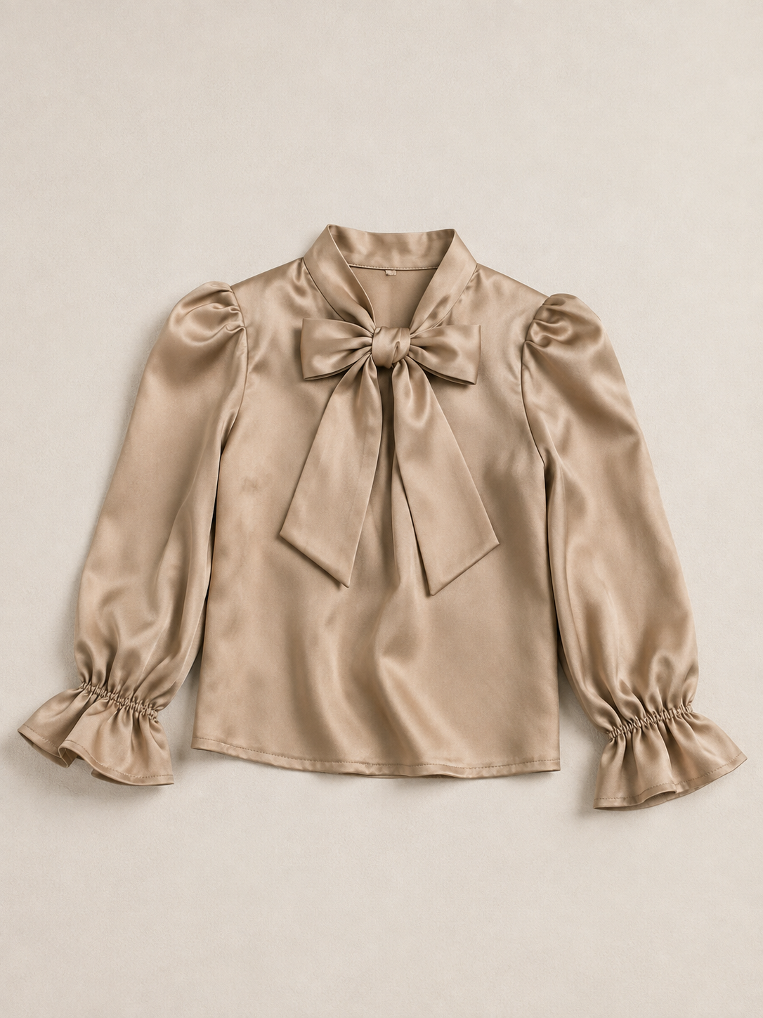 Champagne kleurige blouse met strik en pofmouwen voor meisjes