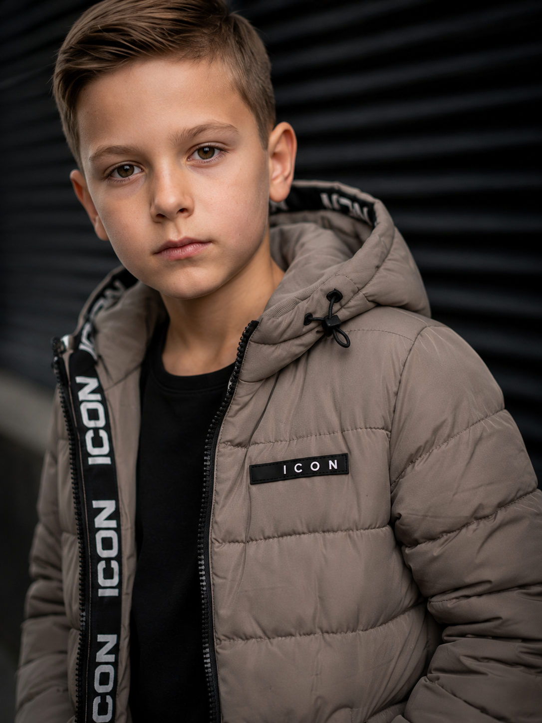 ICON Jongens Winterjas Taupe – Gewatteerde Jas met Capuchon